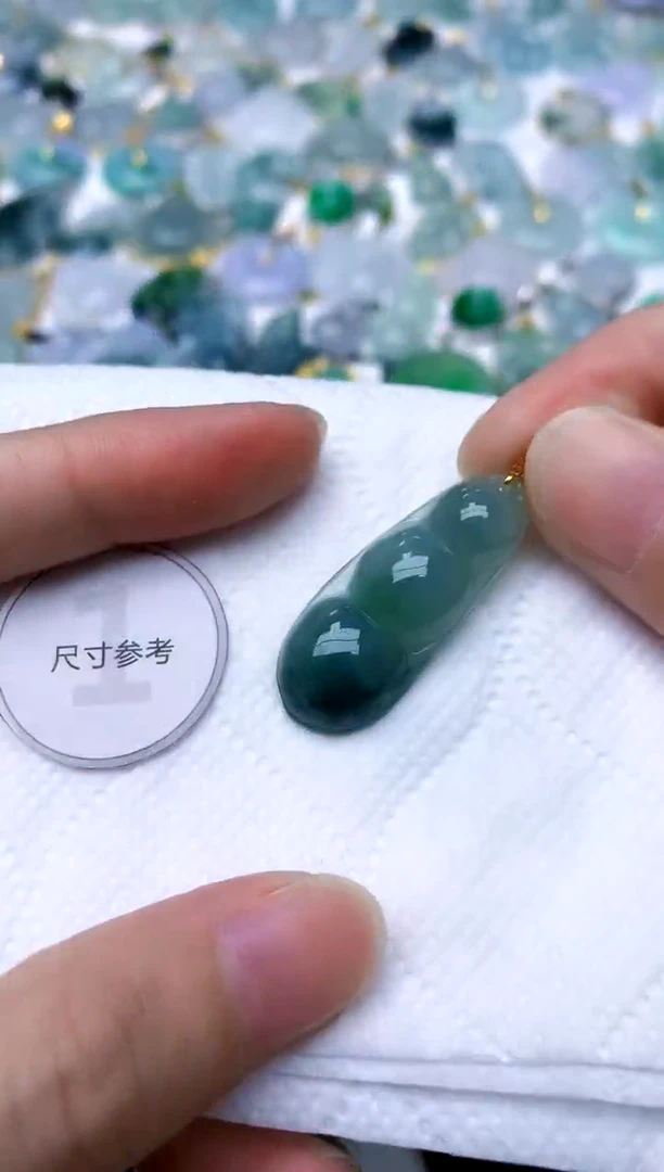 颈饰18K金镶嵌翡翠天然A货翡翠