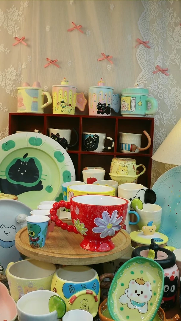 瓷云丫头的红色花花杯