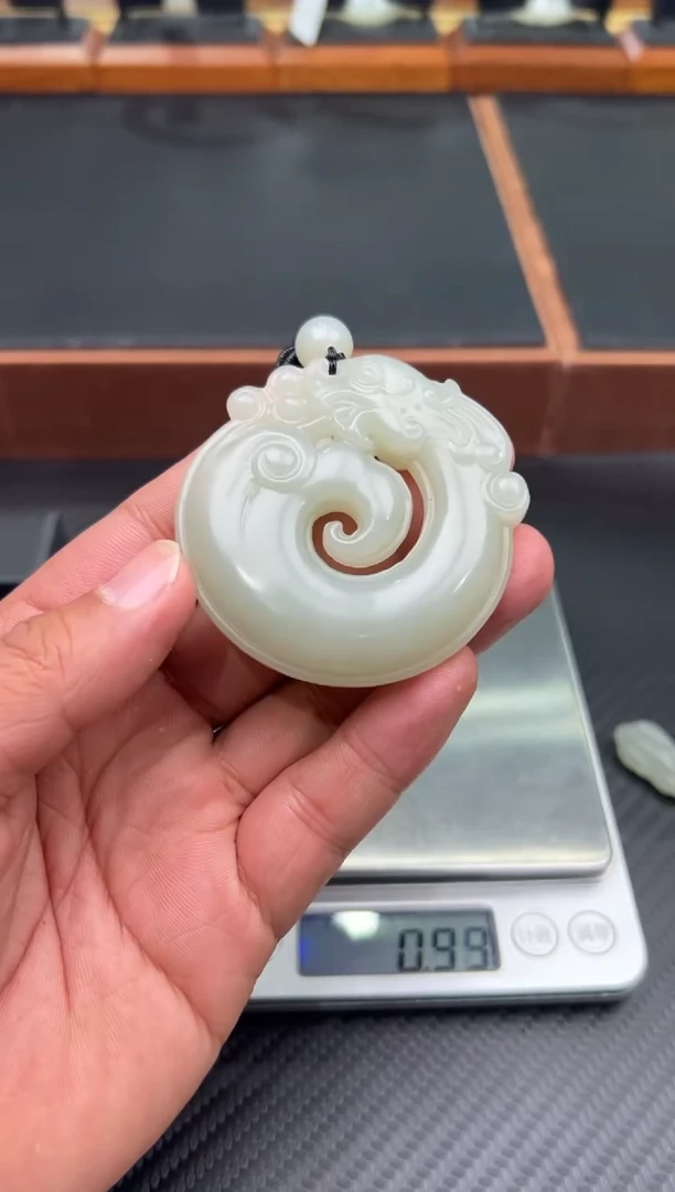 吊坠(赠链)未镶嵌和田玉且末微色差近矿吊坠把件