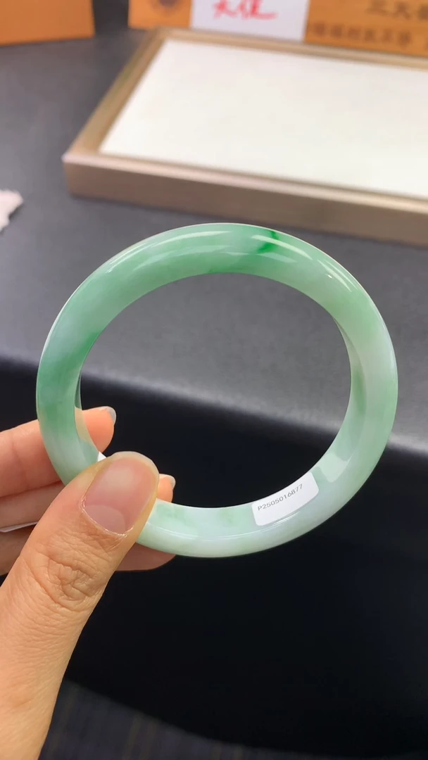 未镶嵌手镯翡翠退货需手镯吊牌标签完好 58