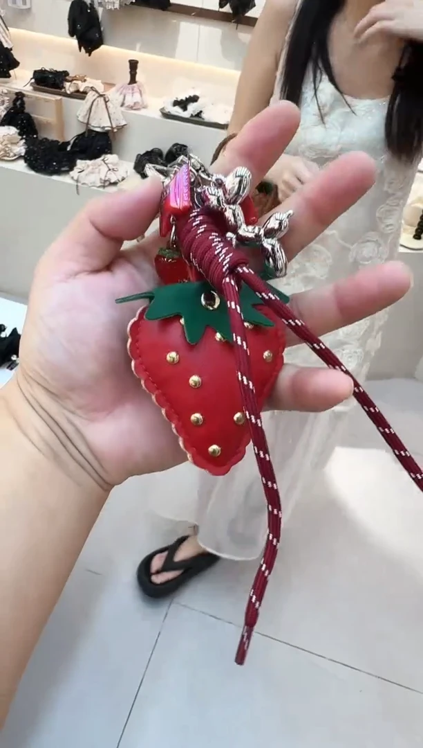 带子款人造革红色草莓铆钉包包挂件