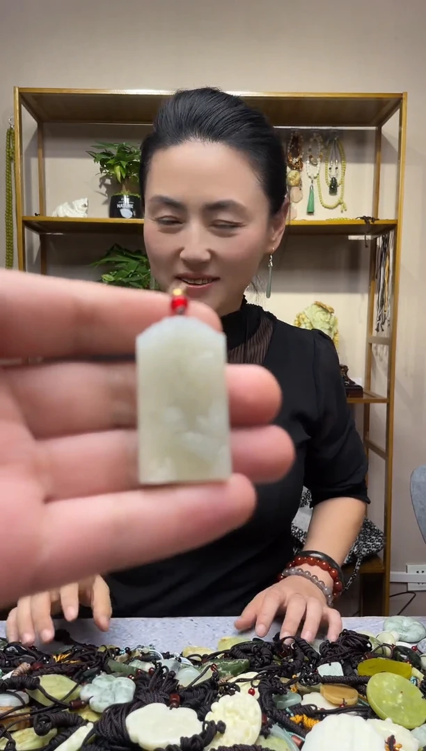 未镶嵌岫玉吊坠`