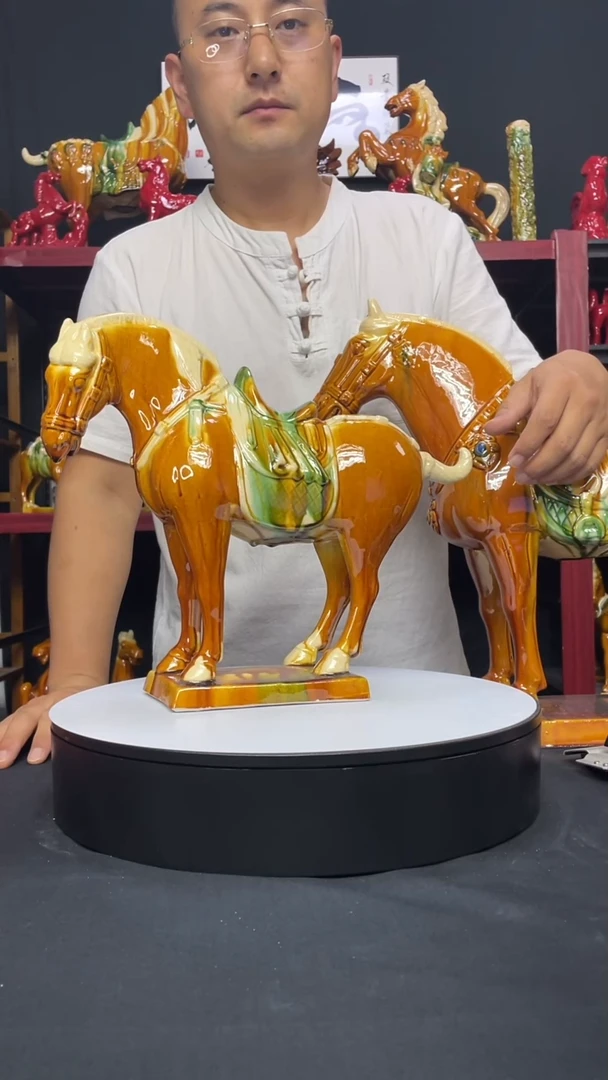 陶瓷中号经典战马黄色高28cm