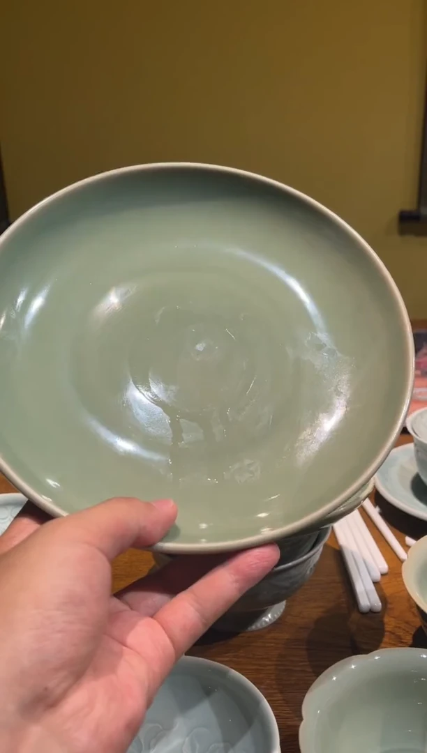 瑕疵青釉素面盘1只