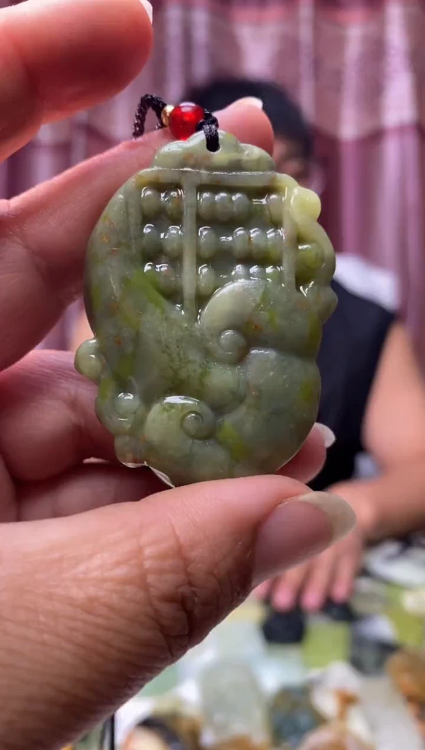 岫玉未镶嵌吊坠