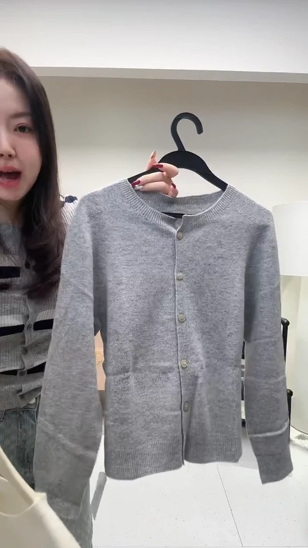 灰色圆领羊毛开衫