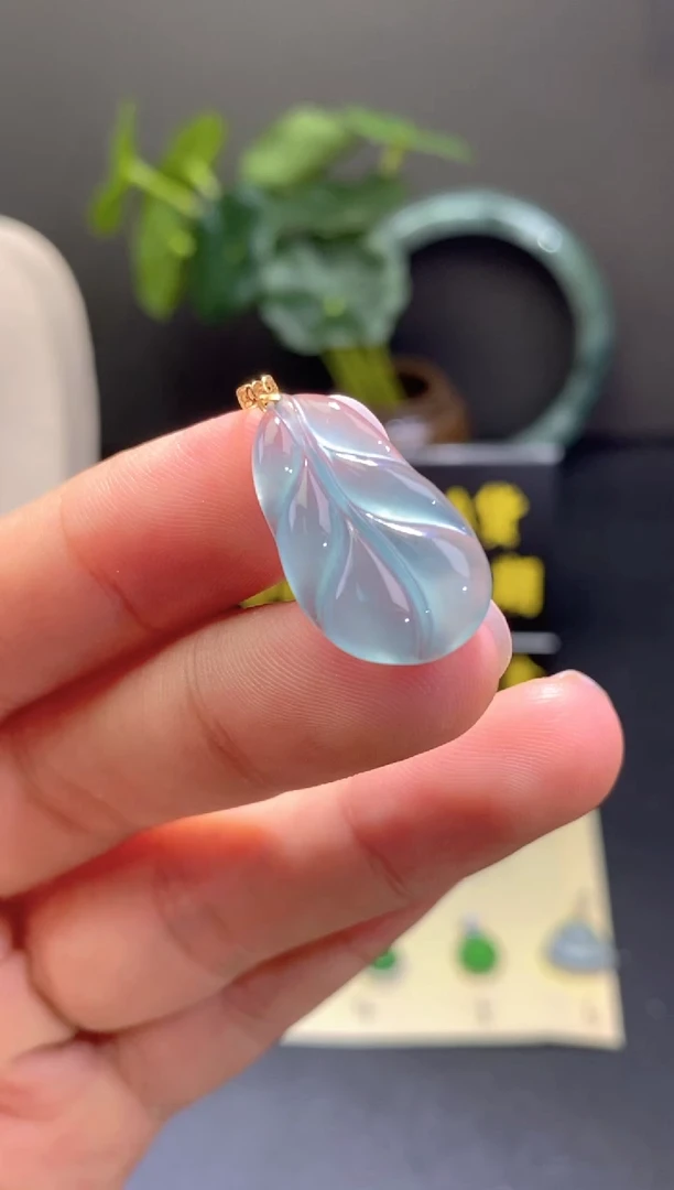翡翠18K金镶嵌颈饰翡翠吊坠