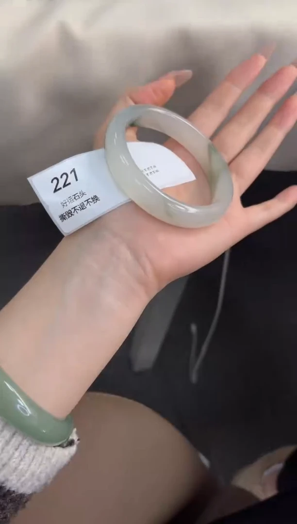 未镶嵌手镯石英质玉微瑕221