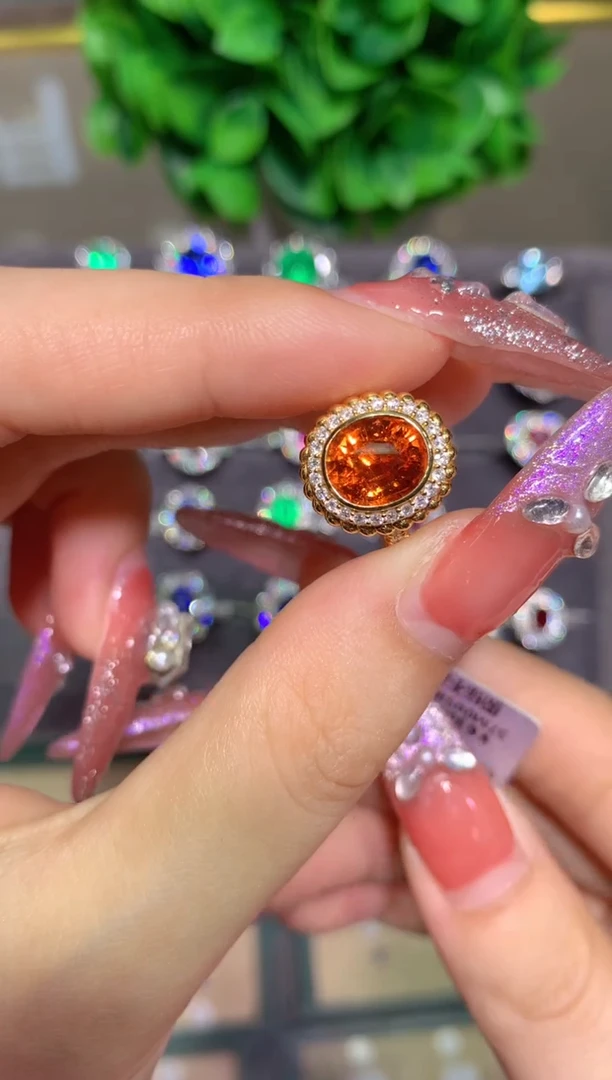 18K金镶嵌戒指石榴石（芬达石）3.0CT