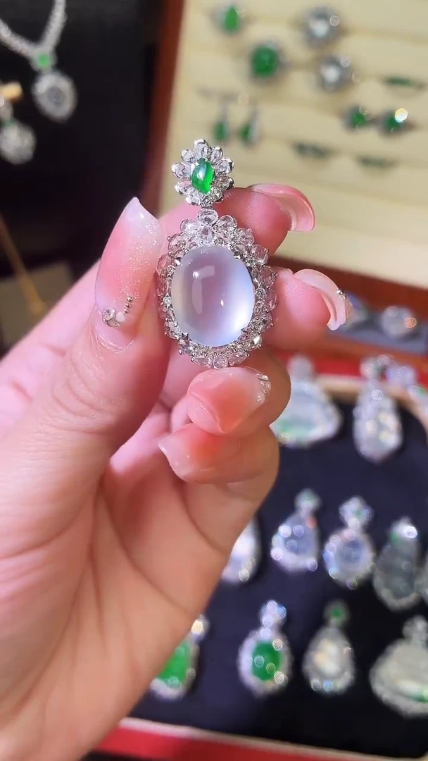 颈饰18K金镶嵌翡翠蛋面