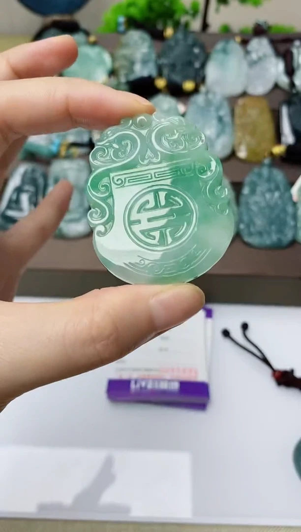 翡翠未镶嵌颈饰