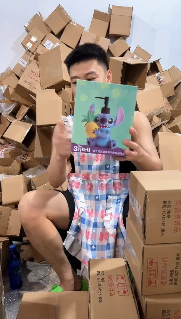 瓷片原盒史迪仔抱菠萝按压瓶 树脂