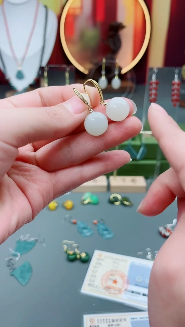 未镶嵌和田玉耳饰白蛋面粗勾