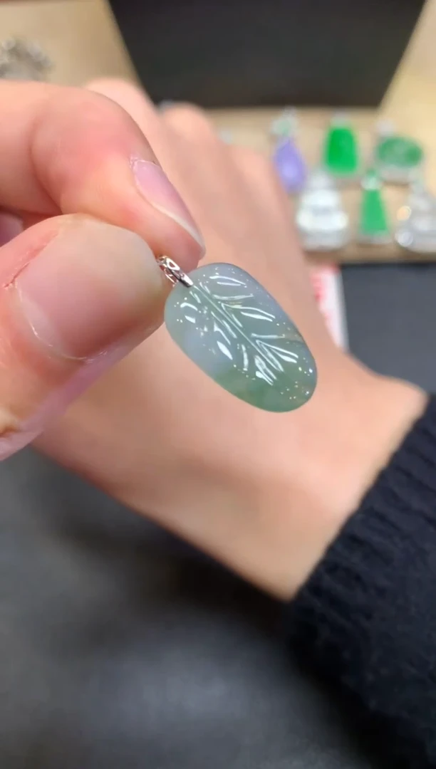 【闪购商品】翡翠颈饰18K金镶嵌叶子【无服务费】