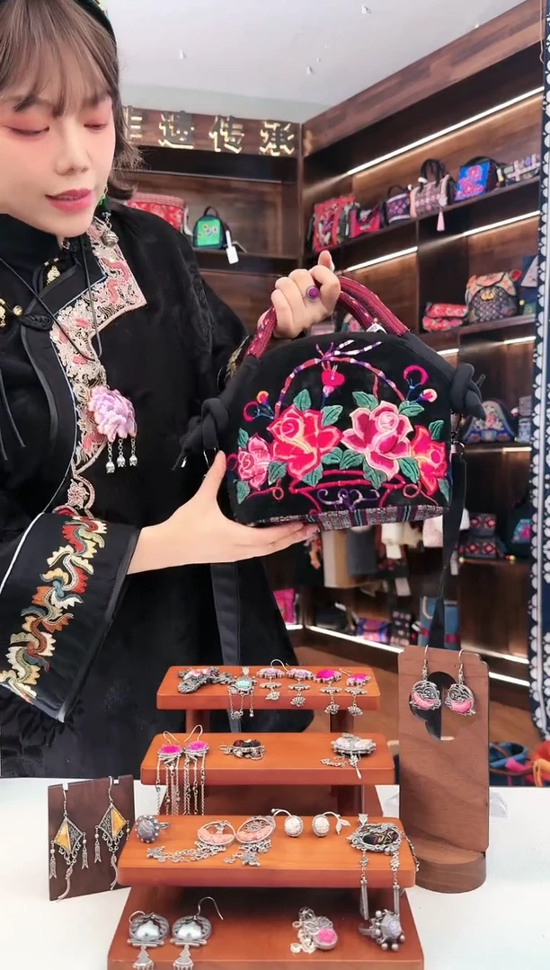 【闪购商品】织绣L14蚩梦苗族古绣