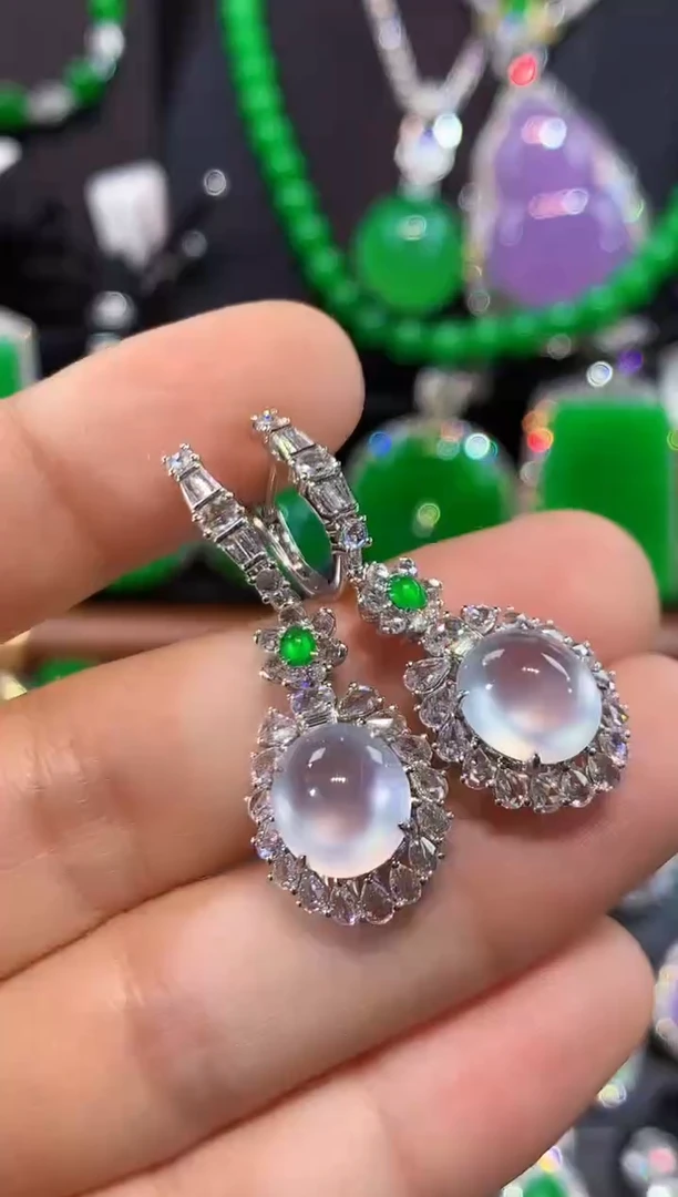 18K金镶嵌翡翠耳饰耳包