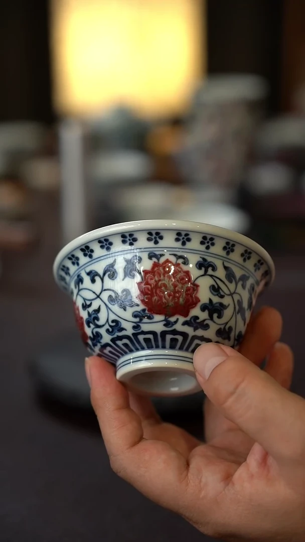 55号景德镇全手工手绘青花釉里红缠枝莲压手杯（大）