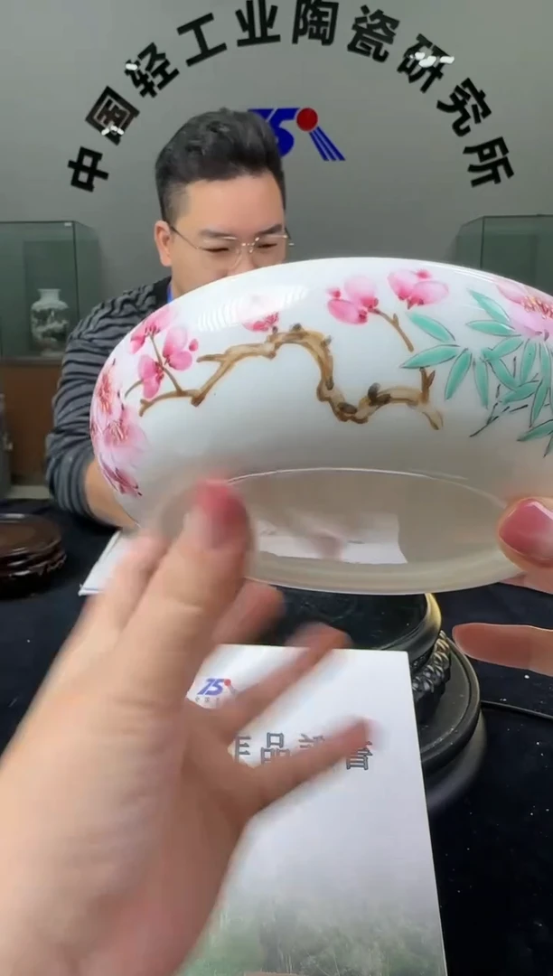 瓷釉上翠竹红梅笔洗