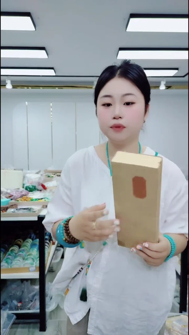 1707褐色长方盒子