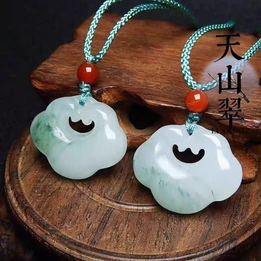 天然天山翠石英岩玉祥云锁吊坠男女通用气质百搭挂件