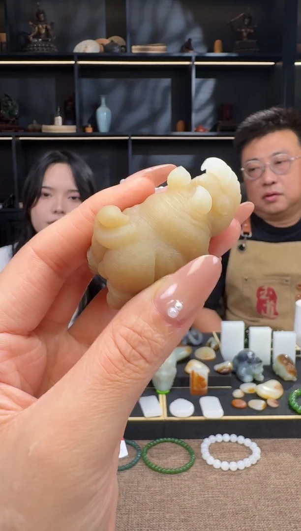 颈饰未镶嵌和田玉刺****?犀牛