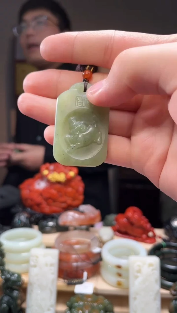 颈饰未镶嵌和田玉吊坠