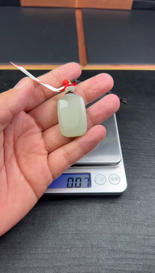 【闪购商品】和田玉吊坠(赠链)未镶嵌且末微色差近矿