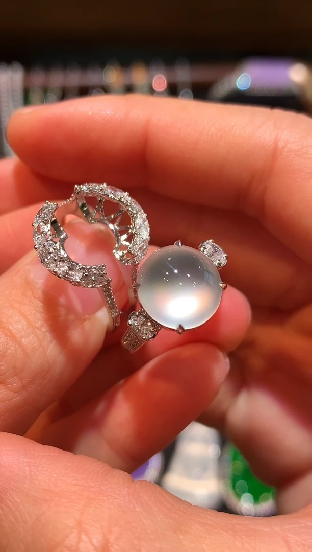 18K金镶嵌戒指翡翠玻璃种炸光蛋面戒指(戒臂可拆)