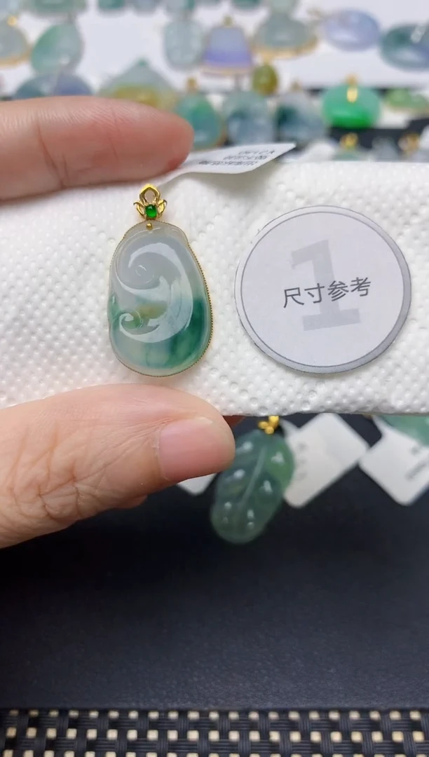 翡翠18K金镶嵌颈饰天然缅甸A货翡翠
