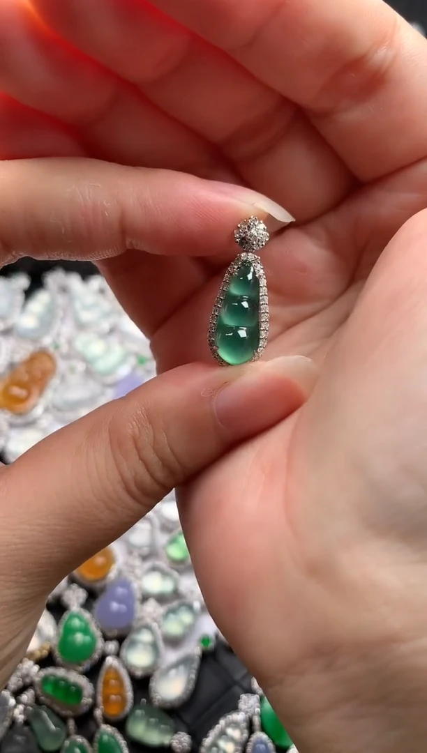 颈饰18K金镶嵌翡翠绿豆子