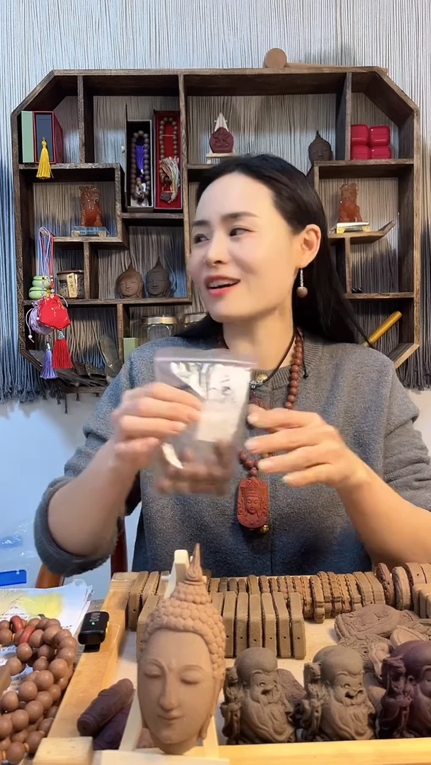 【闪购商品】泥塑红射香方瑕疵珠子1.5