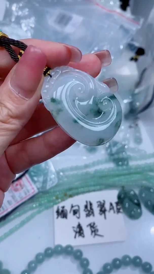 翡翠未镶嵌颈饰吊坠