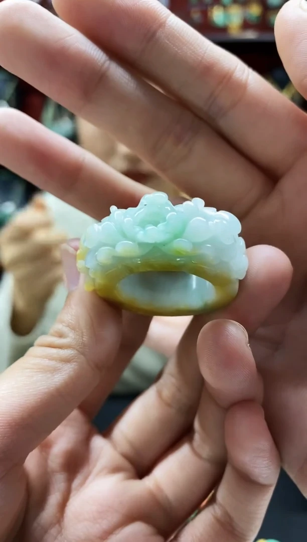 颈饰未镶嵌翡翠扳指 19圈
