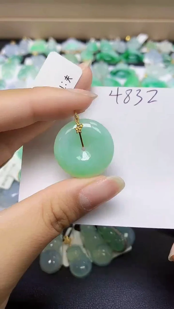 翡翠18K金镶嵌颈饰 天然缅甸翡翠A货