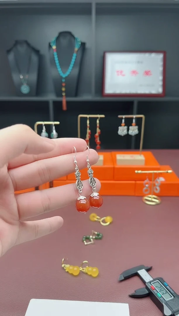 银S925镶嵌耳钉玛瑙/玉髓琵琶红珠