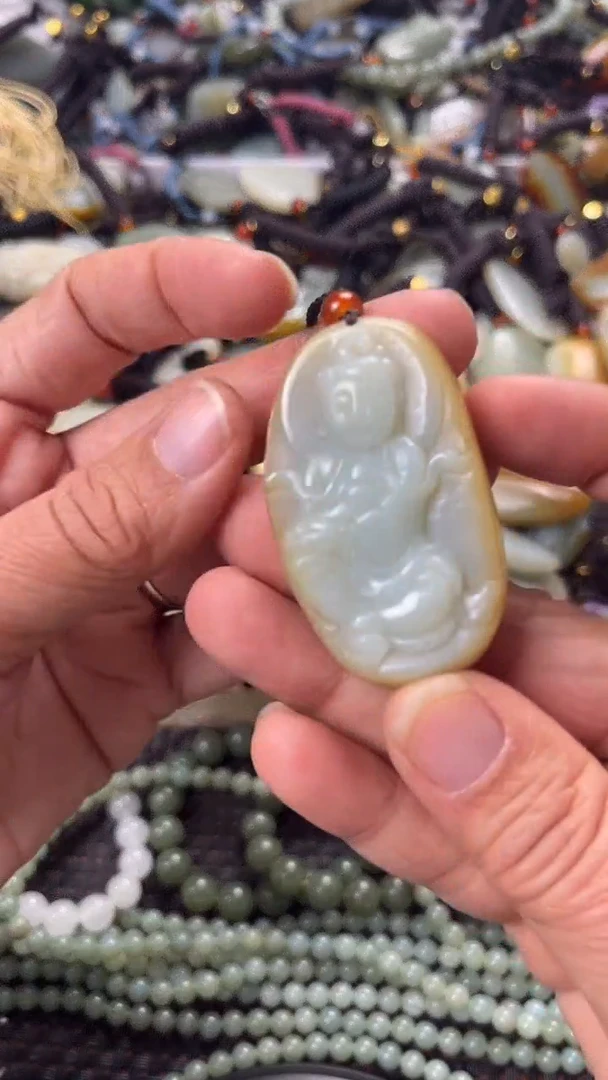 【闪购商品】和田玉颈饰未镶嵌多样性发货没有证书，拍一发一.有瑕