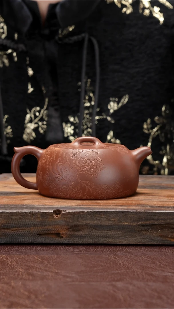 茶壶紫砂扁铎 汤辉全手工  黄龙山底槽清 程恳装饰《下山虎》