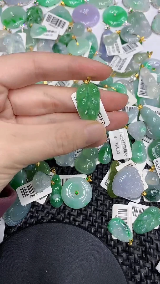 颈饰18K金镶嵌翡翠1111111111111111