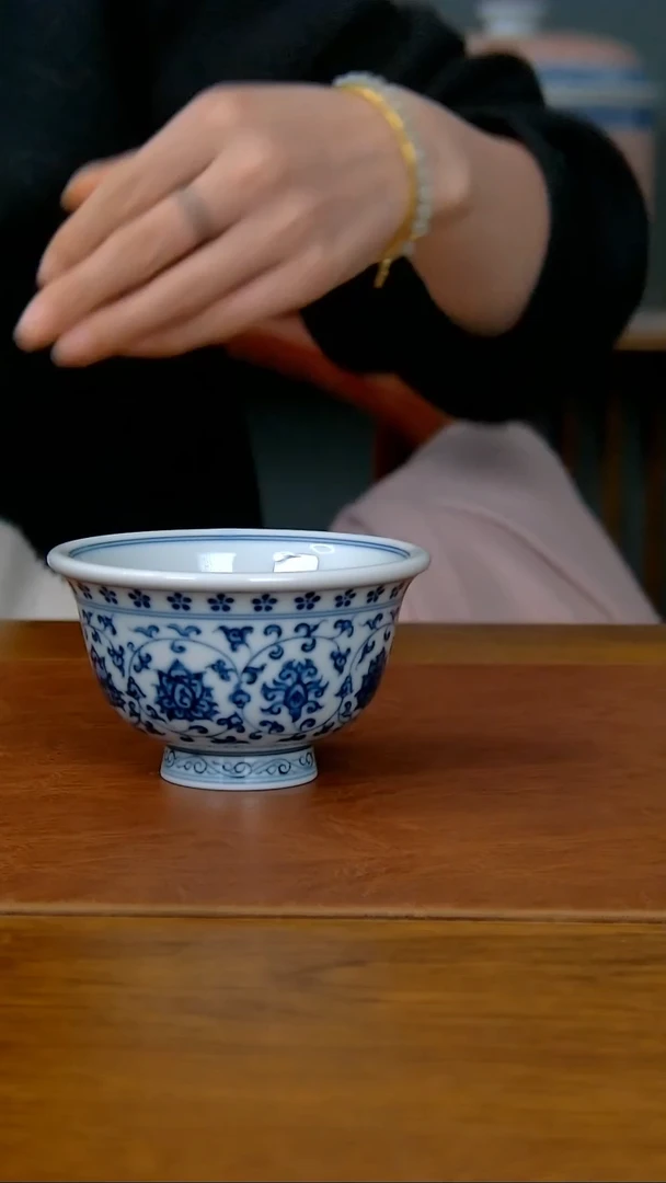 【闪购商品】陶瓷仿明缠枝莲双狮压手杯（柴窑） 670