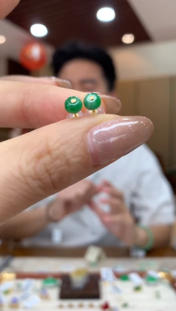 18K金镶嵌翡翠耳饰耳钉
