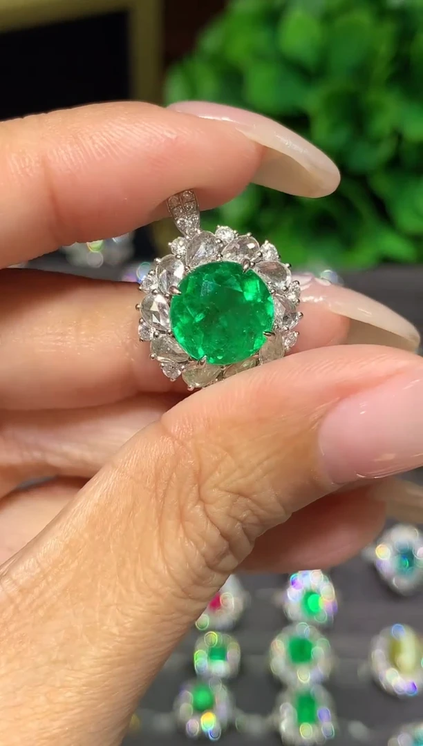 18K金镶嵌戒指祖母绿3.64ct