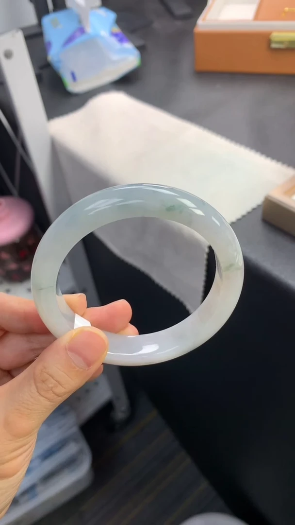 未镶嵌手镯翡翠退货需手镯吊牌标签完好