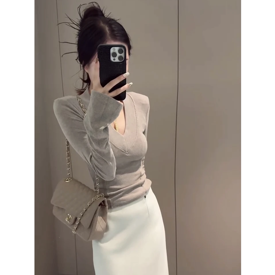 秋季流行辣妹穿搭V领内搭长袖T恤女2025新款纯色打底衫修身上衣