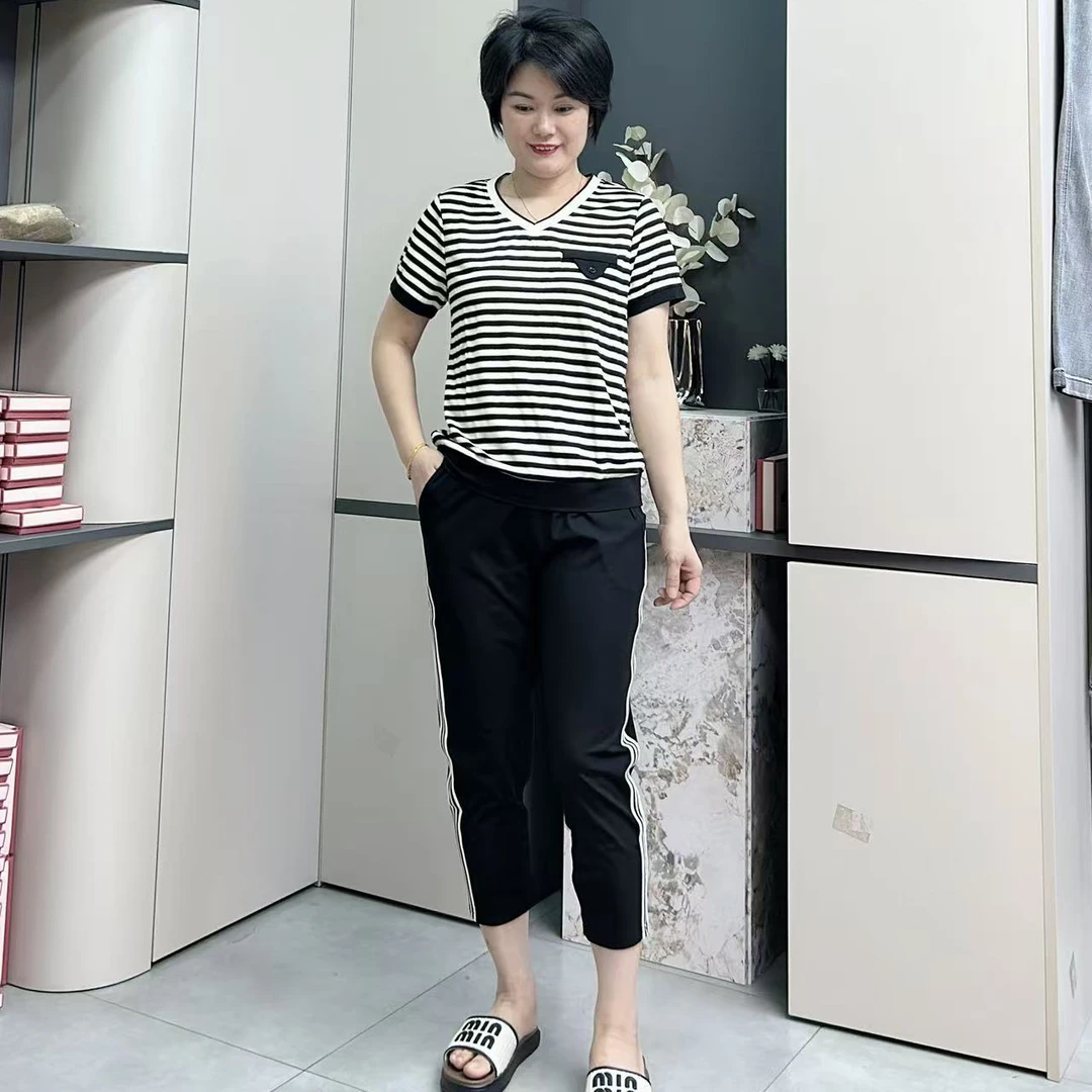 2835条纹V领休闲风时尚中年妈妈套装卡卡非凡服装显瘦夏季