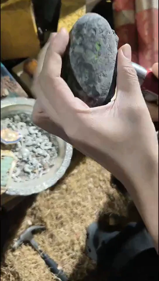 香榧木一个白色石头