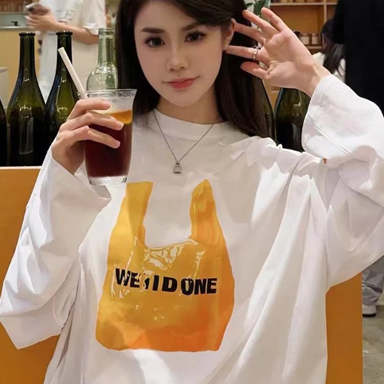 韩系慵懒松弛感上衣2025早秋ootd穿搭白色字母塑料袋印花T恤长袖