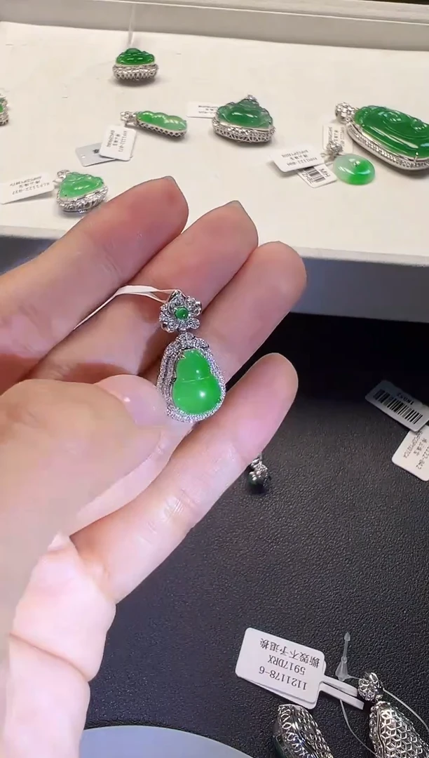 颈饰18K金镶嵌翡翠KYZI1122-071