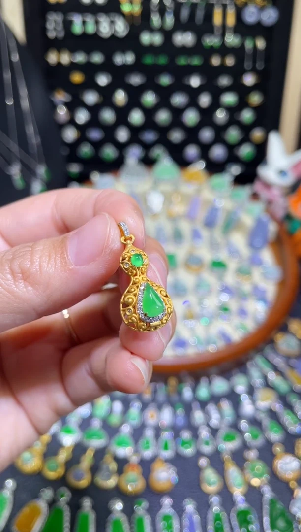 颈饰18K金镶嵌翡翠高冰胶满绿水滴吊坠