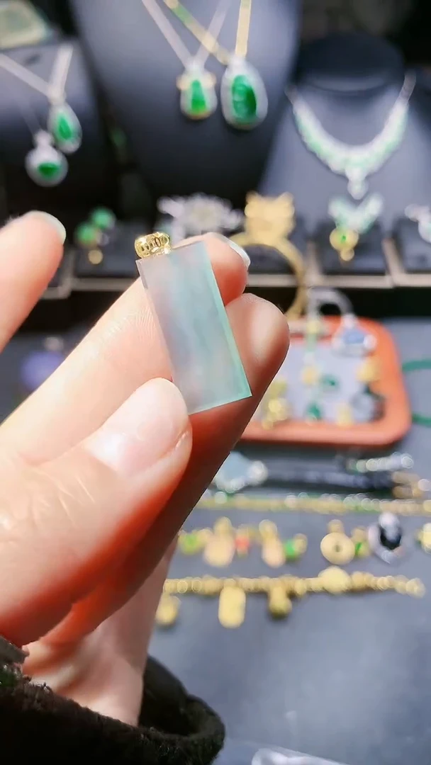 【闪购商品】翡翠吊坠(赠链)18K金镶嵌吊坠