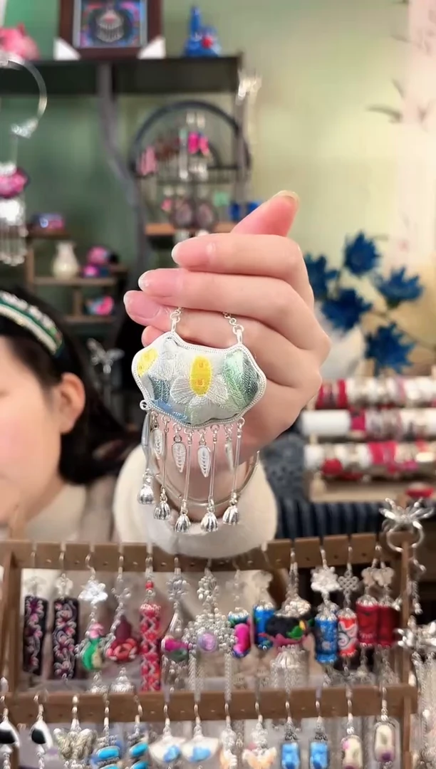 彩云南阁非遗老绣饰品011